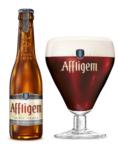 Affligem tripel - speciaal bierDit heldere, amberkleurige biertje heeft een aardachtige, rijke smaak en een romige schuimkraag. Als je de bokaal optilt, komen de aroma's van versgebakken brood, banaan en rijp fruit je tegemoet. Na iedere slok proef je de zoetheid van de restsuiker gecombineerd met de smaken van abrikoos en perzik.