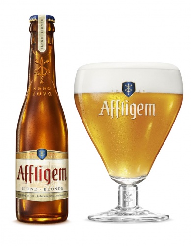 Affligem blond - speciaal bierEen helder, goudkleurig bier wordt bekroond met een stevige schuimkraag. Na de zachte smaak van de eerste slok leidt de ronde smaak van tropisch fruit tot een verfrissende afdronk. Bij het walsen van het bier komen er sterke tonen van banaan, specerijen en een hoparoma vrij. 