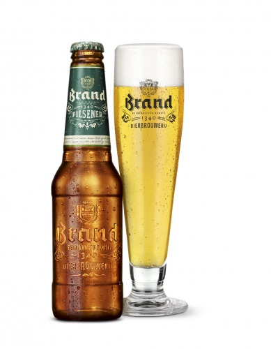 Brand Pilsener - pilsner - v.d. tap<b>Gebrouwen met meer hop</b><br>
Brand Premium Pilsener wordt gebrouwen met meer hop. Dat geeft onze pilsener zijn unieke, krachtige smaak. Het volledig volmout gebrouwen pils van Brand kenmerkt zich door de perfecte balans tussen hopbitterheid en hop-aroma. 